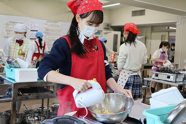 東京家政学院_調理実習は中学から経験を重ねるので、高校生にもなると手際がとてもいい！