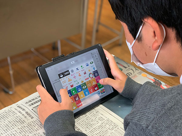 東京成徳_毎週1時間、新聞を1冊通読します。最も気になった記事の要約や感想をまとめる際にiPadが役立ちます
