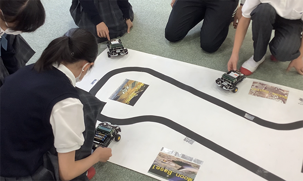 東海大菅生_「e-kagaku遠隔講座」で、宇宙探査ロボットの模型をプログラミングで動かす生徒たち
