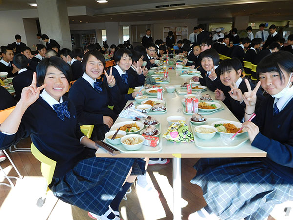 東海大菅生_上はコロナ禍以前の様子。下はその日に食べたメニュー。手作りのデザートまで!