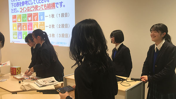 和洋九段_生徒たちの発案で生まれた「SDGsすごろく」。和洋九段女子には、仲間と一緒に挑戦できる機会が豊富にあります