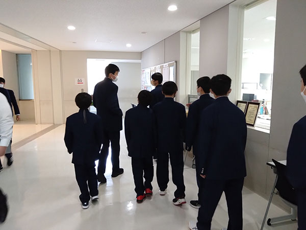 足立学園_高校生が新中1への校内案内を行います。守破離の段階が異なる生徒たちです