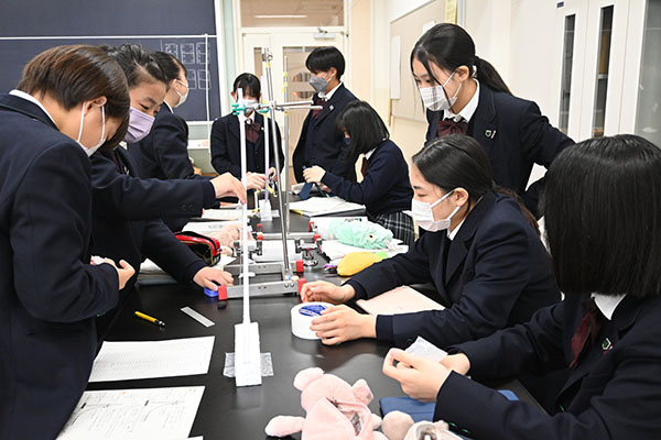 文京女子_中学2年生:レールボールを転がし、落下地点を測定して記録する。科学の前提である「再現性」を追究する。