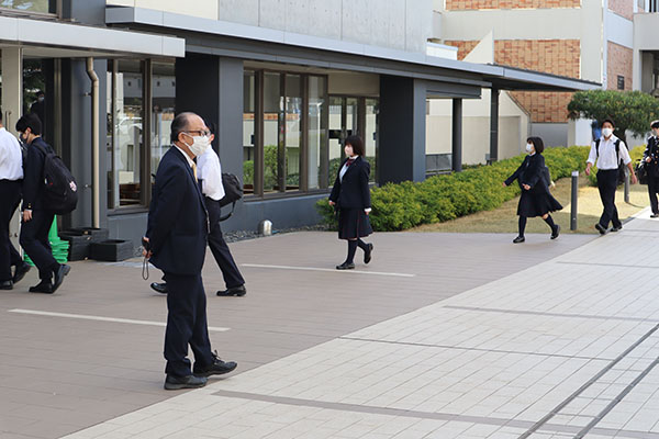 千葉日大_登校時、校長先生が温かく出迎えてくれています