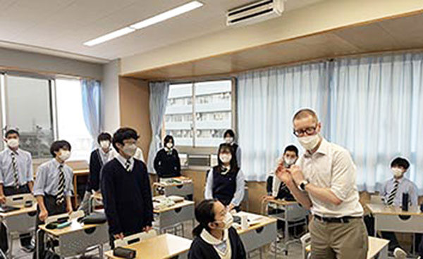 自修館_全学年で2週間に1回、ネイティブの先生がホームルームを担当する