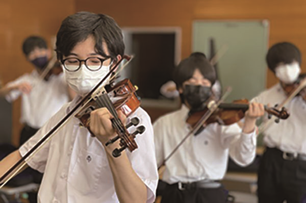 城北_中3と高1の音楽履修者は、ヴァイオリンの演奏も!