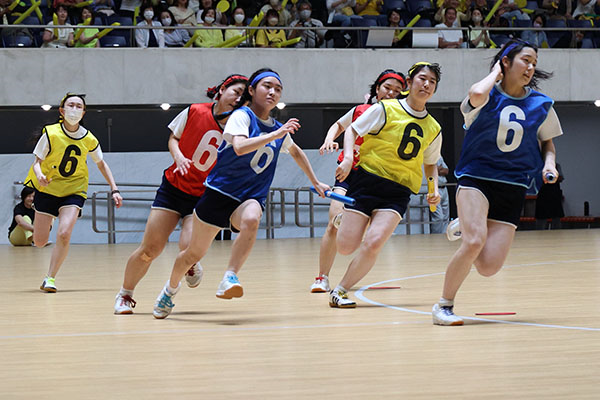 女子聖学院_運動会では赤・青・黄色のチームに分かれて熱戦を繰り広げる