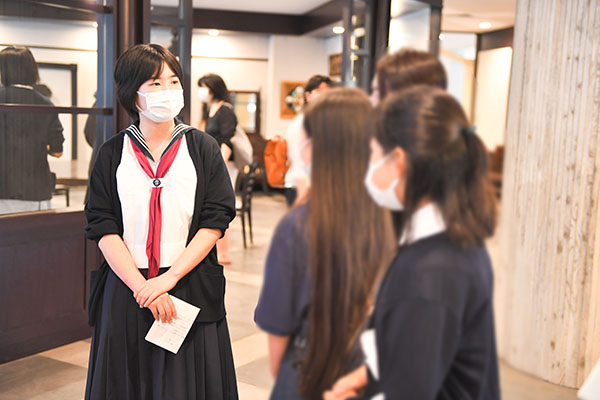 女子聖学院_校内を案内する「お手伝いしたい隊」の生徒