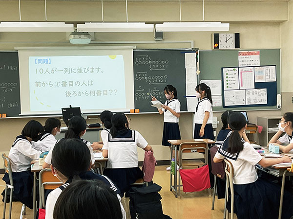 十文字_数学探究では、グループで話し合って答えを導き出す場面も