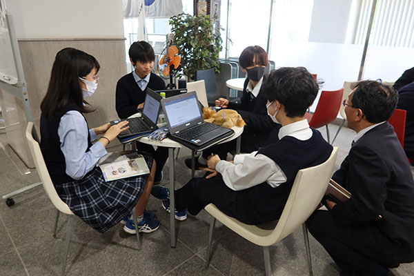 開智日本橋_放課後の校内では、生徒たちが自主的に集まって課題について話し合いを進めていました