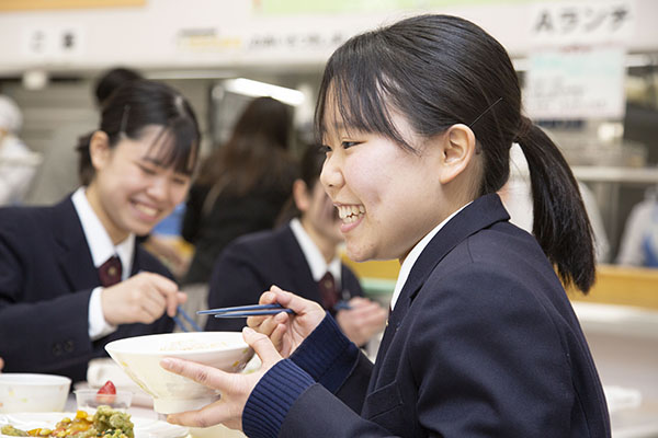 東京家政_クラスメートと食べるスクールランチは格別の味