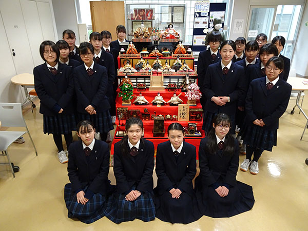 東京家政_アドミッションスタッフの中学生。高校生の先輩たちと仲良く活動しています