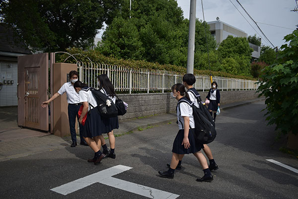 佼成女子_登校時、校門前で生徒たちと気持ちの良い挨拶を交わします