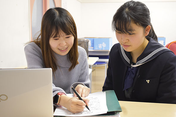 佼成女子_講習室には卒業生やプロのチューターがいます