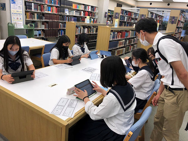 佼成女子_高大連携教育も充実しています（写真は成城大学での学び）