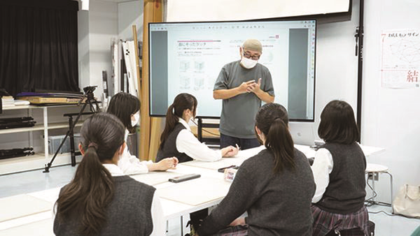 共立女子第二_共立女子大学の授業見学会に参加し、実際に授業に臨む「共立進学コース」の高２生たち