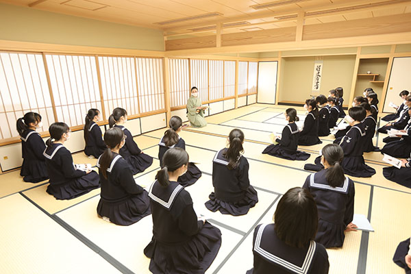 共立女子_「社会人になってから、本当に役立った」と卒業生が声をそろえる「礼法」の授業