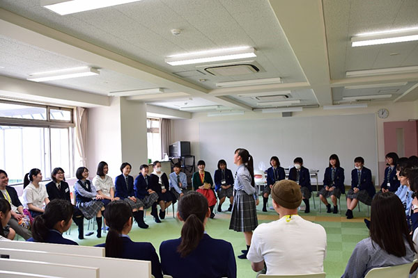 武蔵野大学_高１の「LAM」にて。哲学対話を行う生徒たち