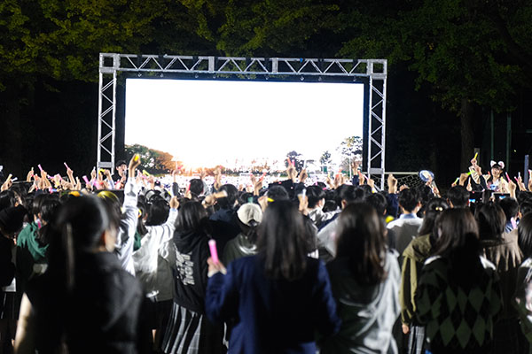 武蔵野大学_昨年の文化祭の後夜祭で、熱量を放出する生徒たち