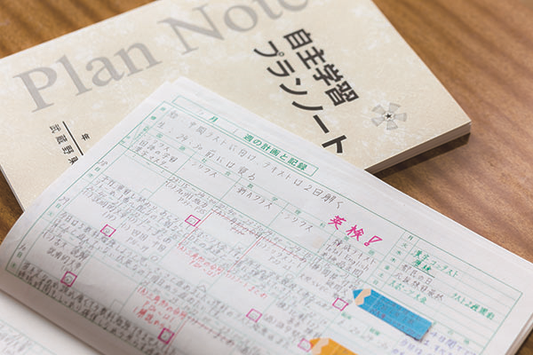 武蔵野東_提出された「プランノート」は先生が丁寧にチェックしてコメントする