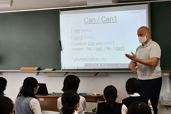 鷗友学園女子_英語では、入学直後からオールイングリッシュの授業を実施