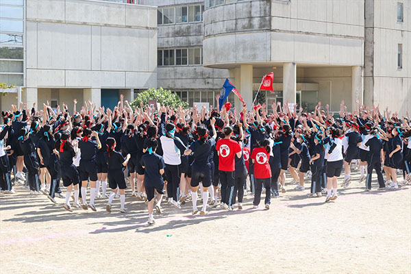 鷗友学園女子_学年対抗で行われる運動会は、例年、大盛り上がり！