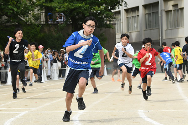 聖学院_６月に開催された中学の体育祭。４年ぶりに全学年がそろい、５色のチームに分かれて全12種目が繰り広げられた