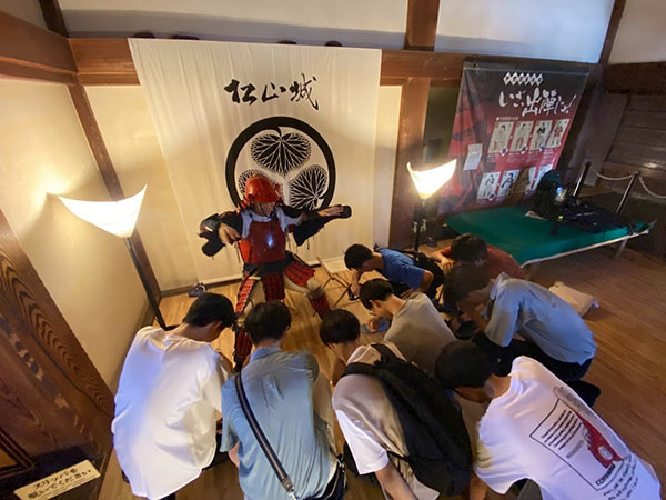 成蹊_松山城では具足を付けて武将体験!?