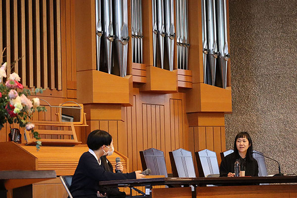 捜真女学校_角田光代さんと生徒の対談風景