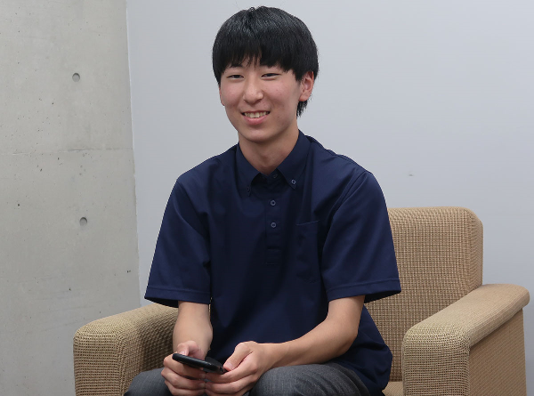 昭和学院_「切磋琢磨して勉強を頑張りたい」と話すトップグレードアカデミーの島村さん
