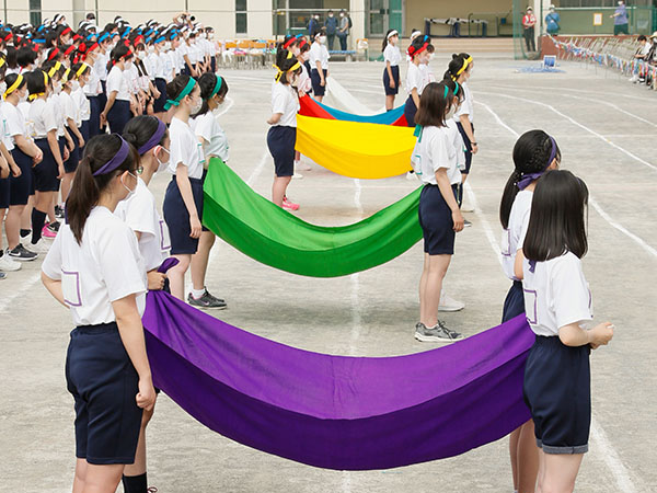 桐朋女子_体育祭は、6色に分かれた学年対抗戦。チームカラーの下に築かれた絆は、卒業後も長く続くそう