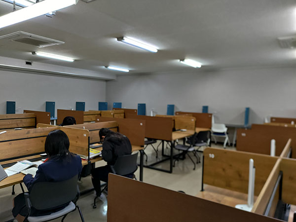 桐朋女子_空き時間に自習室を活用する生徒たち