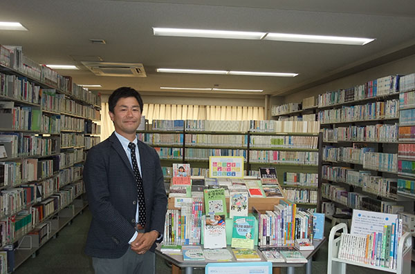 東京家政学院_社会科の川邊健司先生。探究関連の書籍コーナーにて