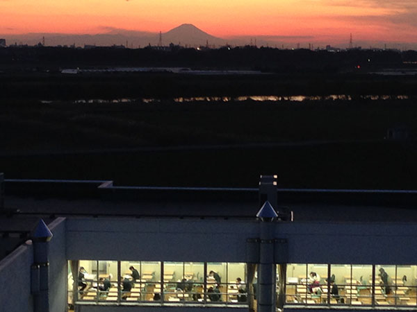 江戸川取手_遥かに見える夕景の富士山と、放課後に自学習をする生徒たちのコントラストが見事！