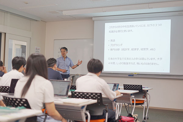 女子聖学院_7月末、女子聖学院と聖学院の生徒を対象に、武蔵大学の教授による「情報」の授業が行われた