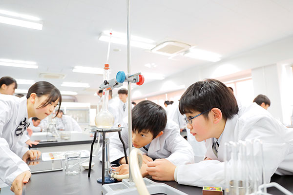 城西大城西_実験では「不思議!」「なぜ?」がいっぱい