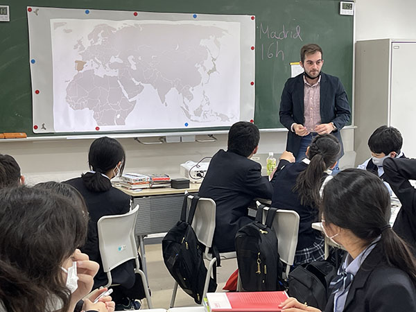 開智日本橋_スペイン人の先生による地理の授業。外国籍の先生もさまざまな科目を担当します
