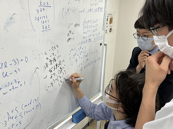 開智日本橋_和気あいあいですが、本気で取り組む数学同好会の活動