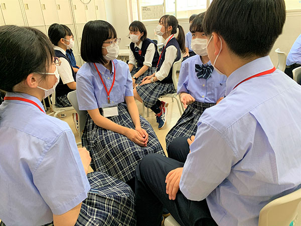 開智日本橋_「哲学対話」なども行い、自分や他者への理解も深めます