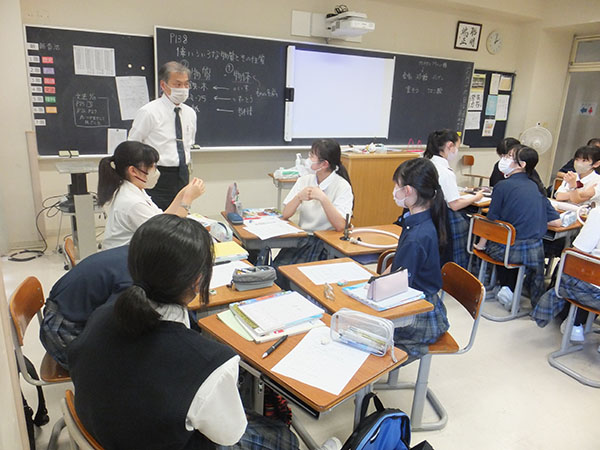 麹町学園女子_座学の授業でも、活発なコミュニケーションが繰り広げられる