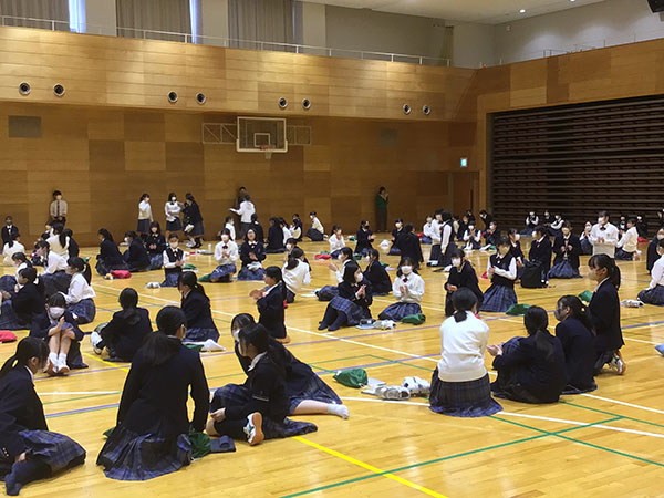 麹町学園女子_体育館での「合同授業」の様子