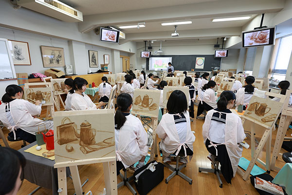 共立女子_美術の時間に油絵を描く生徒たち。みんな、センスがいい!