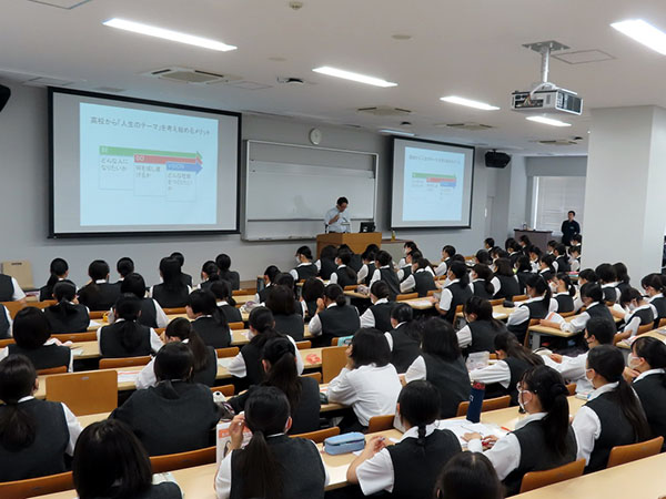 共立女子第二_高1最初の「進路ガイダンス」の様子