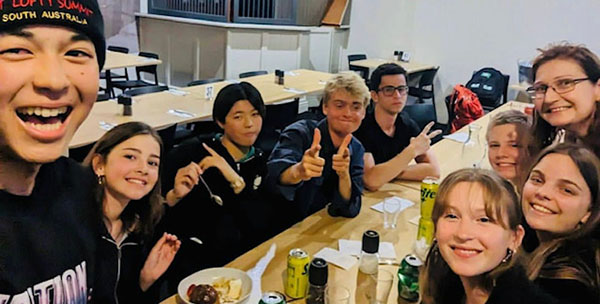 日本学園_中3の3月、オーストラリアでの語学研修を実施。ターム留学やフィリピン語学研修(中2〜高3希望者)など、海外に出る機会も豊富で、グローバルな視点を養います