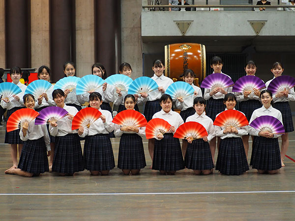 東京家政学院_体育祭では毎年、高3が「荒城の月」を披露する。後列左から3人目が佐藤さん
