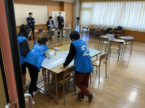 東京成徳大_試験開始前から、コミュニケーションを取って、仲良くなるグループも