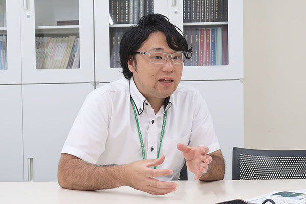 千葉日大_進路指導部副主任の信田貴行先生