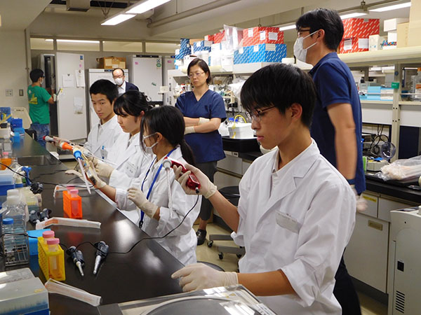 千葉日大_写真の医学部体験などの取り組みは、両国と千葉の２校のみの特別なものです