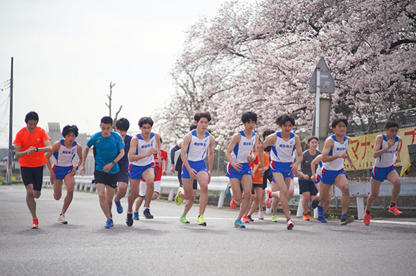獨協埼玉_中高生が一緒になって走り込み！