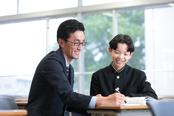 獨協埼玉_学習でも諸活動でも、先生方は生徒一人ひとりに向き合い、全力でサポートする